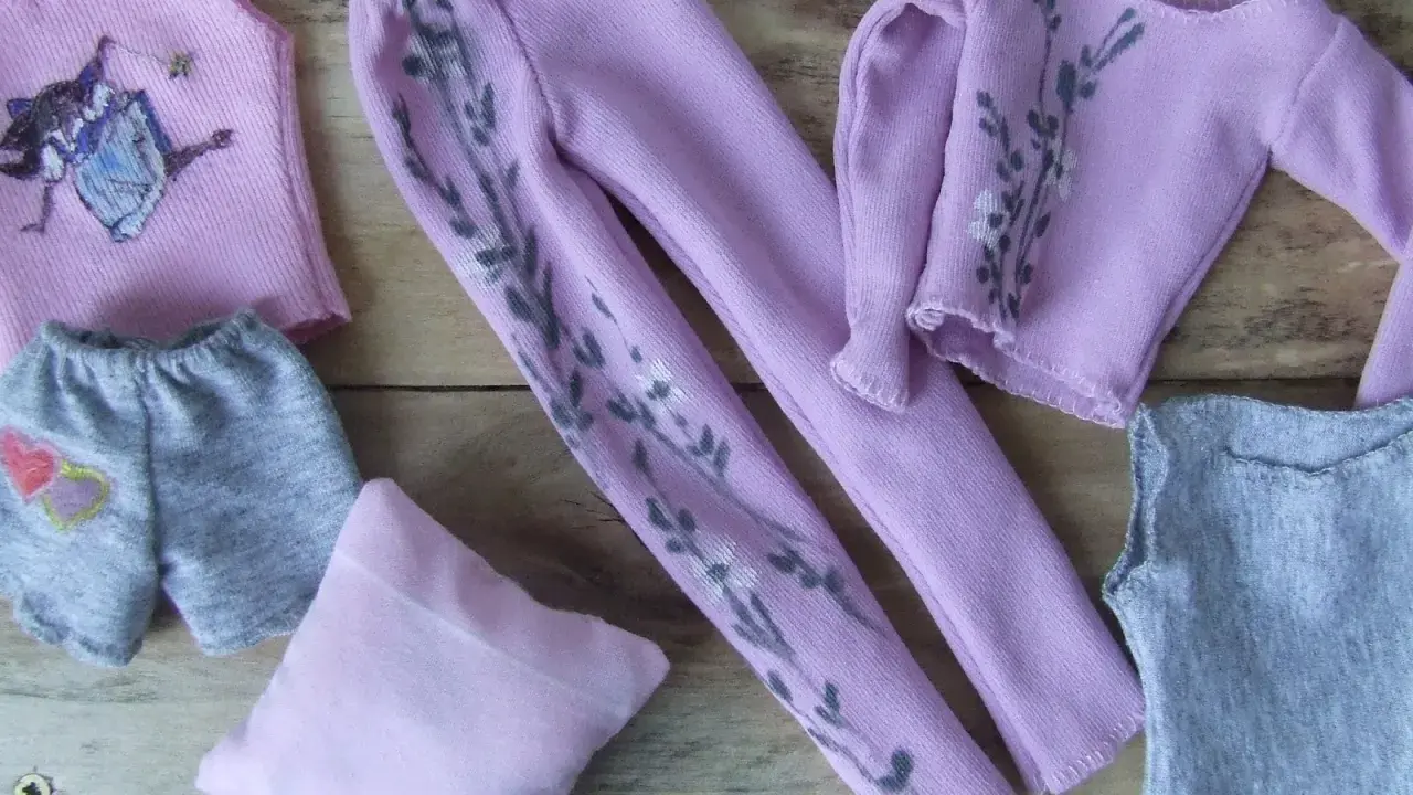 Ubranka dla lalek, w tym darmowe wykroje dla Barbie: różowy top z motywem, szare spodenki z serduszkami, fioletowe spodnie i bluzka z gałązkami, szary top.