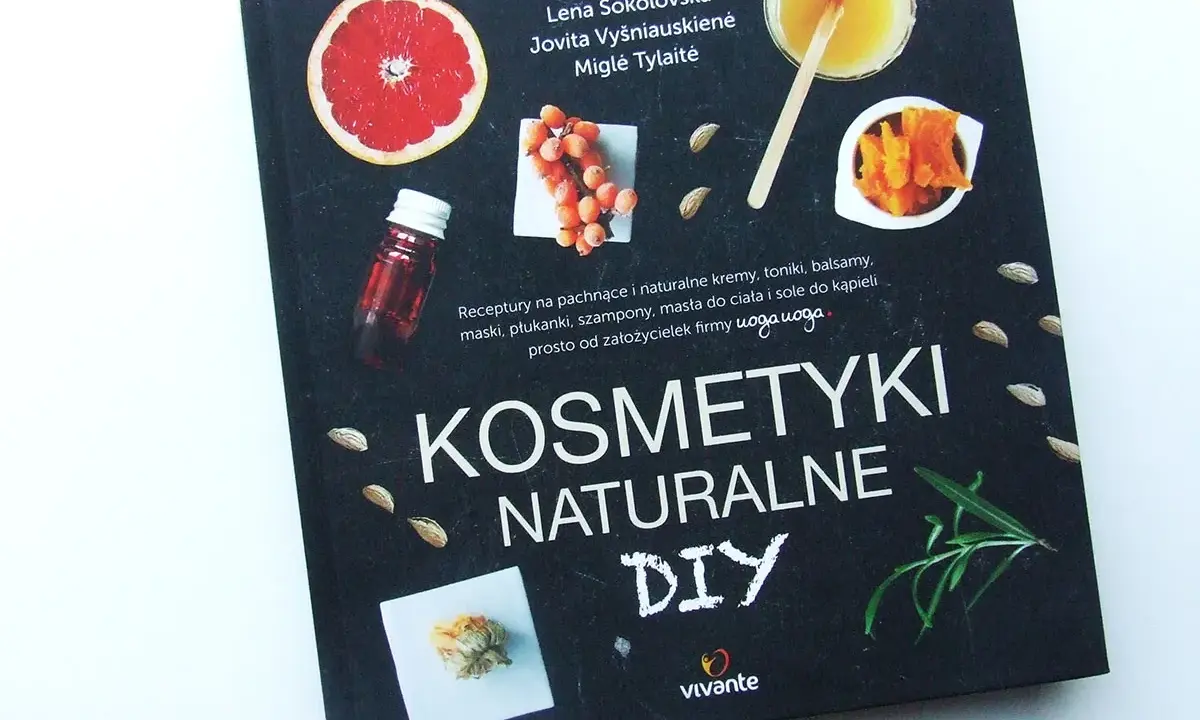 Okładka książki "Kosmetyki Naturalne DIY" z pomarańczą, owocami rokitnika, migdałami i ziołami.