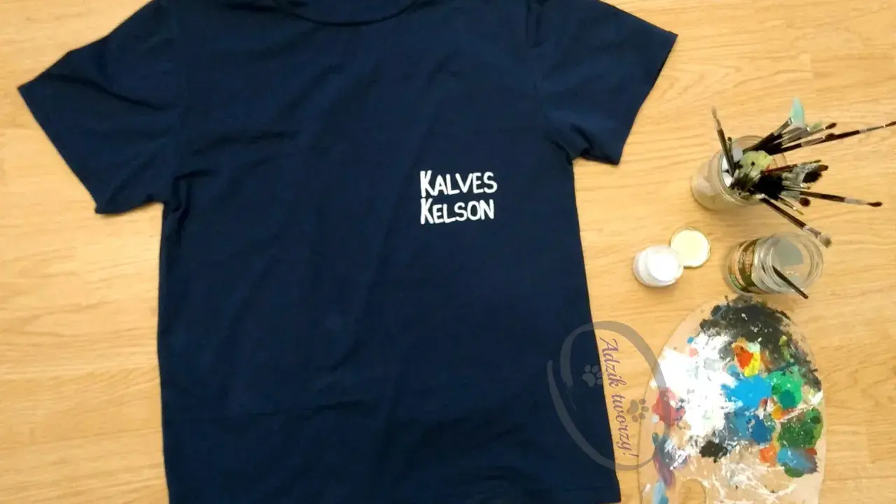 Granatowy t-shirt z napisem "KALVES KELSON" gotowy do noszenia. Jak uszyć t shirt? Tu masz inspirację!