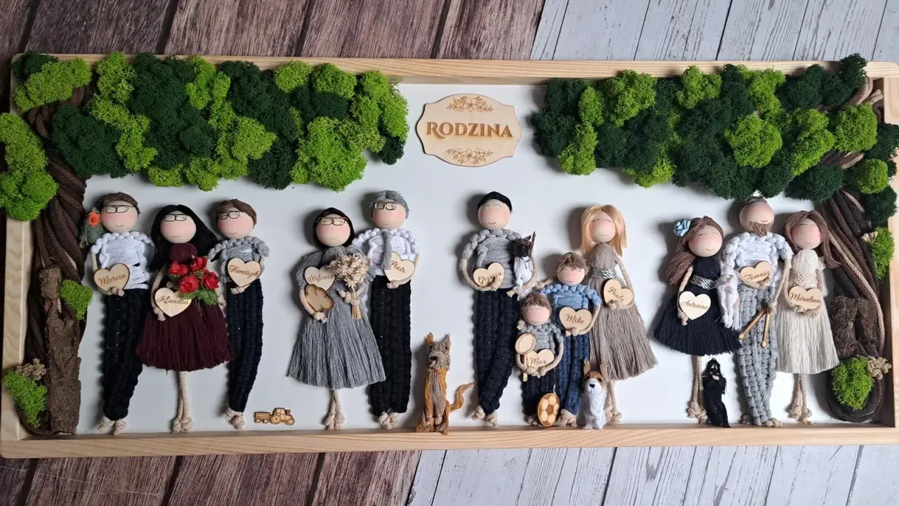 Urocze robótki ze sznurka bawełnianego przedstawiają rodzinę pod drzewem. Figurki z imionami tworzą niepowtarzalną pamiątkę.