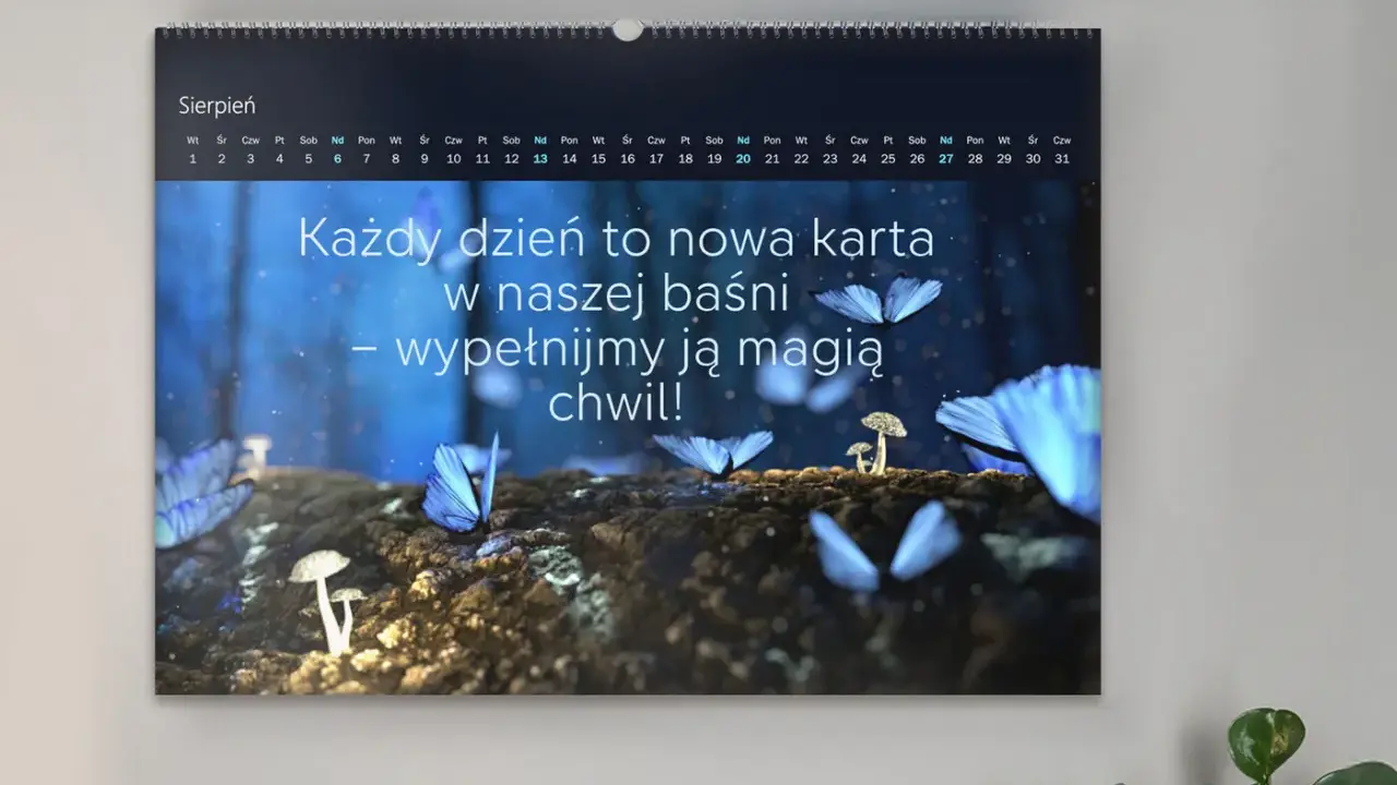 Sierpień. Baśniowy krajobraz z motylami i grzybami. "Każdy dzień to nowa karta w naszej baśni – wypełnijmy ją magią chwil!" - złote myśli do albumu ze zdjęciami.