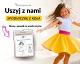Dziewczynka w żółtej spódniczce z koła wiruje radośnie. Na ekranie telefonu widoczny jest przewodnik szycia tej spódniczki.