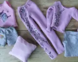 Ubranka dla lalek, w tym darmowe wykroje dla Barbie: różowy top z motywem, szare spodenki z serduszkami, fioletowe spodnie i bluzka z gałązkami, szary top.