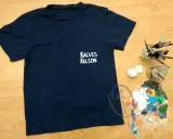 Granatowy t-shirt z napisem "KALVES KELSON" gotowy do noszenia. Jak uszyć t shirt? Tu masz inspirację!