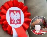 Jak zrobić kotylion ze wstążki? Zobacz, jak powstaje ozdoba z godłem Polski.