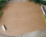 Przygotowania do ślubu: karton, kreda i zielone liście do stworzenia własnych dekoracje weselne diy.