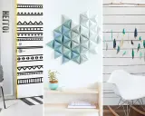 Inspiracje na diy - zrób to sam dekoracje: drzwi w etniczne wzory, geometryczna ozdoba na ścianę, piórka wiszące na gałęzi.