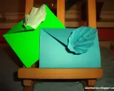 Jak zrobić kopertę na pieniądze? Dwie kolorowe koperty z ozdobnymi, papierowymi wachlarzami.