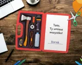 Otwarta kartka urodzinowa dla taty, jak zrobić: zawiera narzędzia i napis "Tato, Ty umiesz wszystko!".