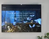 Sierpień. Baśniowy krajobraz z motylami i grzybami. "Każdy dzień to nowa karta w naszej baśni – wypełnijmy ją magią chwil!" - złote myśli do albumu ze zdjęciami.
