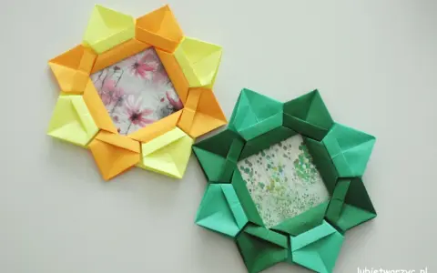 Dwa ozdobne ramki na zdjęcia diy w kształcie gwiazdy, wykonane z kolorowego papieru origami. Jedna żółto-pomarańczowa, druga zielona.