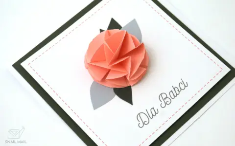 Urocza kartka urodzinowa dla babci DIY z papierowym kwiatem w kolorze brzoskwiniowym i szarymi listkami.