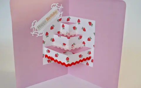 Urocza kartka 3D z tortem i truskawkami. Zobacz, jak zrobić taką kartkę!