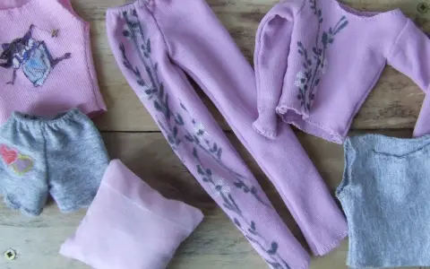 Ubranka dla lalek, w tym darmowe wykroje dla Barbie: różowy top z motywem, szare spodenki z serduszkami, fioletowe spodnie i bluzka z gałązkami, szary top.
