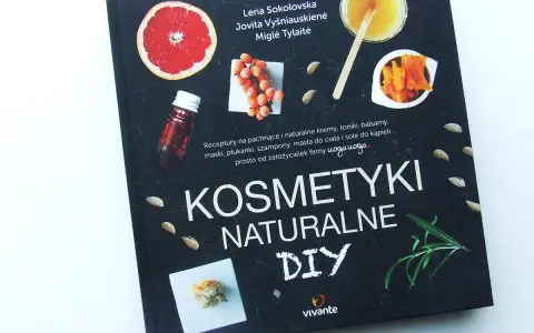Okładka książki "Kosmetyki Naturalne DIY" z pomarańczą, owocami rokitnika, migdałami i ziołami.