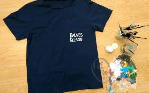 Granatowy t-shirt z napisem "KALVES KELSON" gotowy do noszenia. Jak uszyć t shirt? Tu masz inspirację!