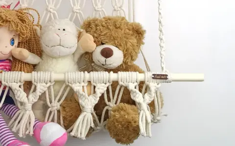 Urocze dekoracje do pokoju dziewczynki zrób to sam: makramowa półka z misiem, owieczką i lalką.