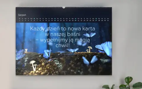 Sierpień. Baśniowy krajobraz z motylami i grzybami. "Każdy dzień to nowa karta w naszej baśni – wypełnijmy ją magią chwil!" - złote myśli do albumu ze zdjęciami.