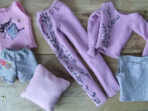 Ubranka dla lalek, w tym darmowe wykroje dla Barbie: różowy top z motywem, szare spodenki z serduszkami, fioletowe spodnie i bluzka z gałązkami, szary top.