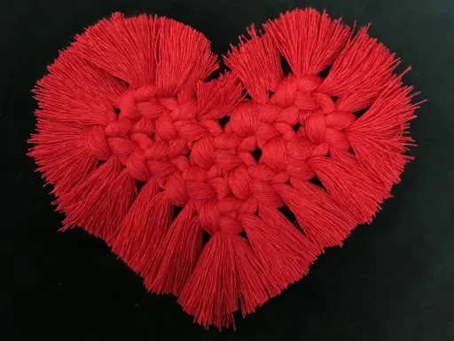 Czerwone serce z makramy, idealne na walentynki. Zobacz, jak zrobić makramowe serce krok po kroku!