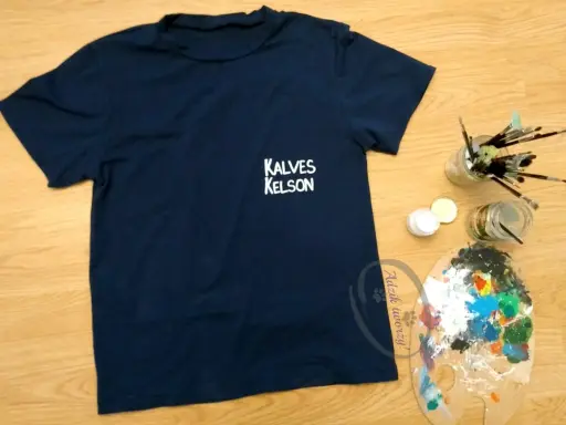 Granatowy t-shirt z napisem "KALVES KELSON" gotowy do noszenia. Jak uszyć t shirt? Tu masz inspirację!