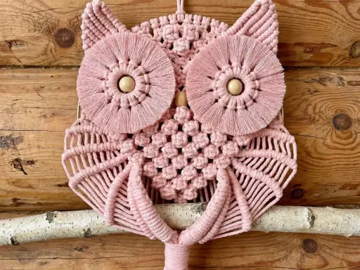 Różowa sowa z makramy, idealna ozdoba. Dowiedz się, jak zrobić sowę z makramy, tworząc własne rękodzieło.