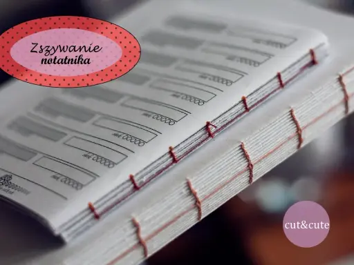 Ręczne szycie książki, czyli notatnika. Widać czerwone nici łączące strony, tworząc estetyczne grzbiety.