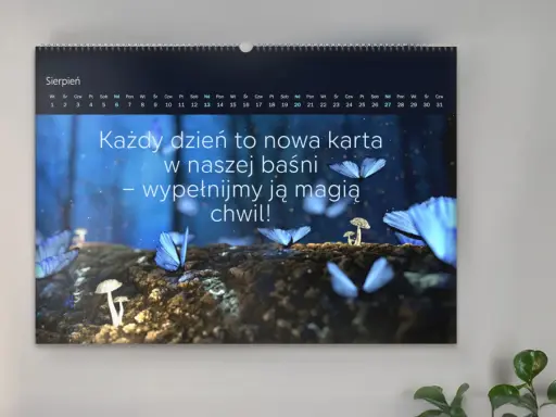 Sierpień. Baśniowy krajobraz z motylami i grzybami. "Każdy dzień to nowa karta w naszej baśni – wypełnijmy ją magią chwil!" - złote myśli do albumu ze zdjęciami.