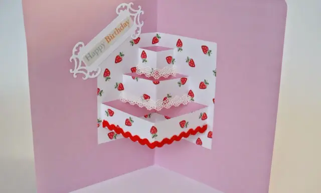 Urocza kartka 3D z tortem i truskawkami. Zobacz, jak zrobić taką kartkę!