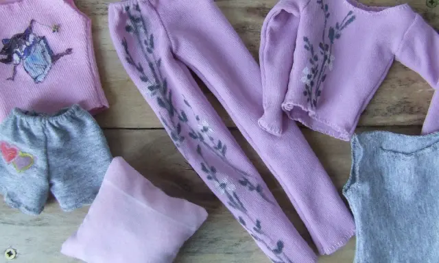 Ubranka dla lalek, w tym darmowe wykroje dla Barbie: różowy top z motywem, szare spodenki z serduszkami, fioletowe spodnie i bluzka z gałązkami, szary top.