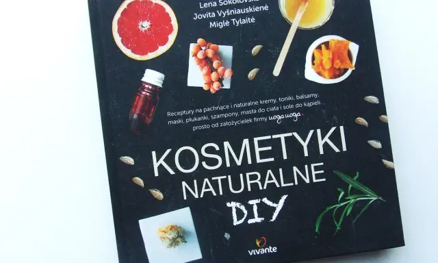 Okładka książki "Kosmetyki Naturalne DIY" z pomarańczą, owocami rokitnika, migdałami i ziołami.