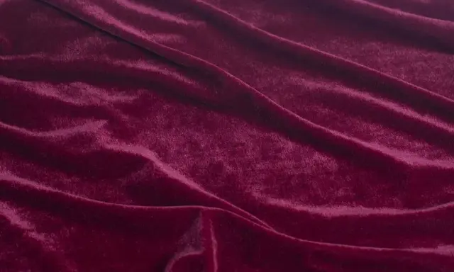 Głęboki, burgundowy welur układa się w miękkie fale, przypominając aksamitny dywan.