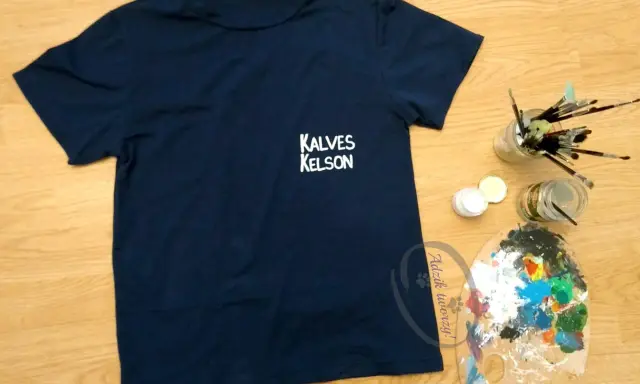 Granatowy t-shirt z napisem "KALVES KELSON" gotowy do noszenia. Jak uszyć t shirt? Tu masz inspirację!