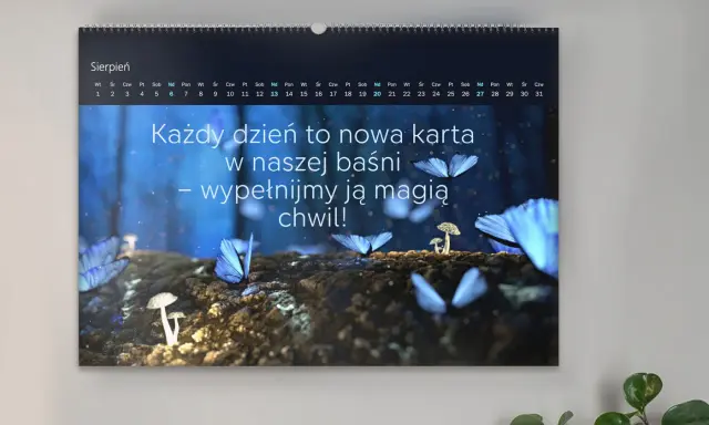 Sierpień. Baśniowy krajobraz z motylami i grzybami. "Każdy dzień to nowa karta w naszej baśni – wypełnijmy ją magią chwil!" - złote myśli do albumu ze zdjęciami.