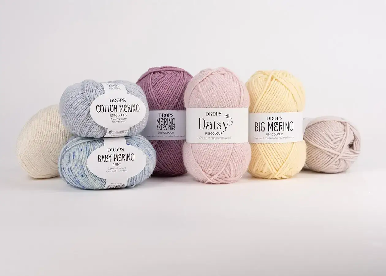 R&oacute;żne rodzaje wełny owczej: Cotton Merino, Baby Merino, Merino Extra Fine, Daisy i Big Merino w pastelowych kolorach.
