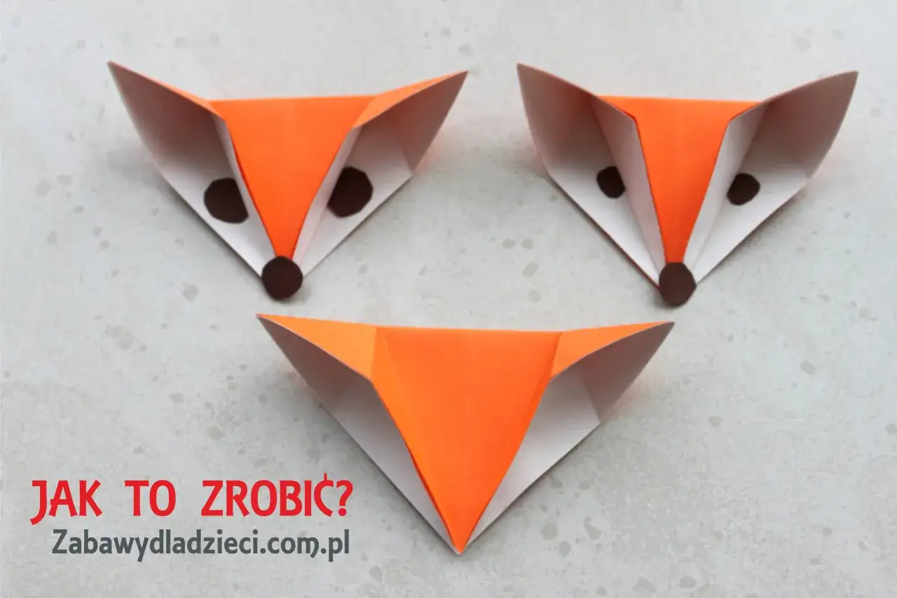 Jak zrobić lisa z papieru? Trzy pomarańczowe, papierowe lisy z brązowymi oczami i noskami.