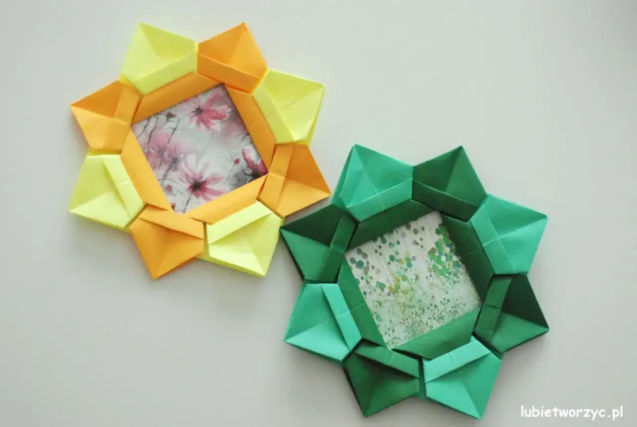Dwa ozdobne ramki z papieru, wykonane techniką origami. Jedna ż&oacute;łto-pomarańczowa, druga zielona. Pokazują, jak zrobić ramkę z papieru.