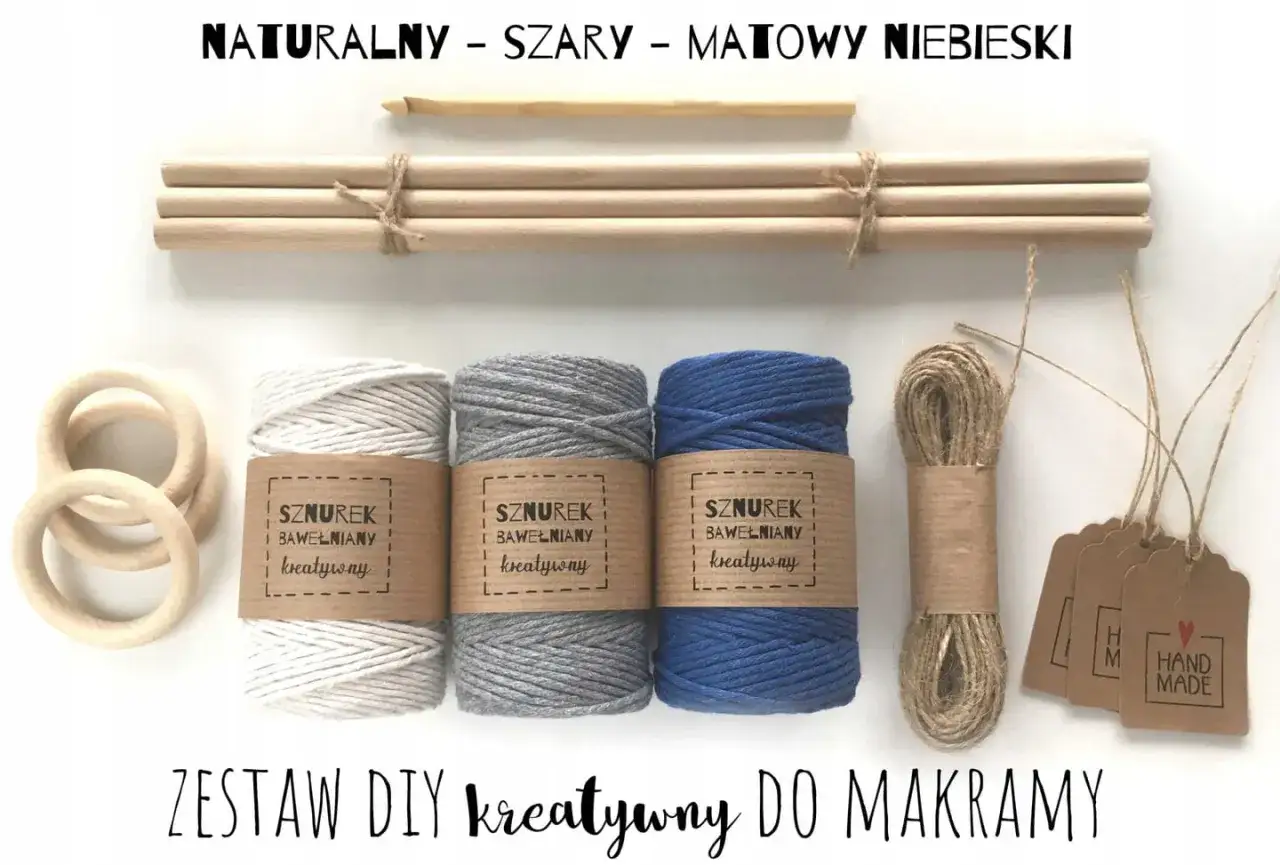Zestaw do makramy: różne rodzaje sznurków bawełnianych w kolorach naturalnym, szarym i niebieskim, drewniane kółka, patyki i haczyk.