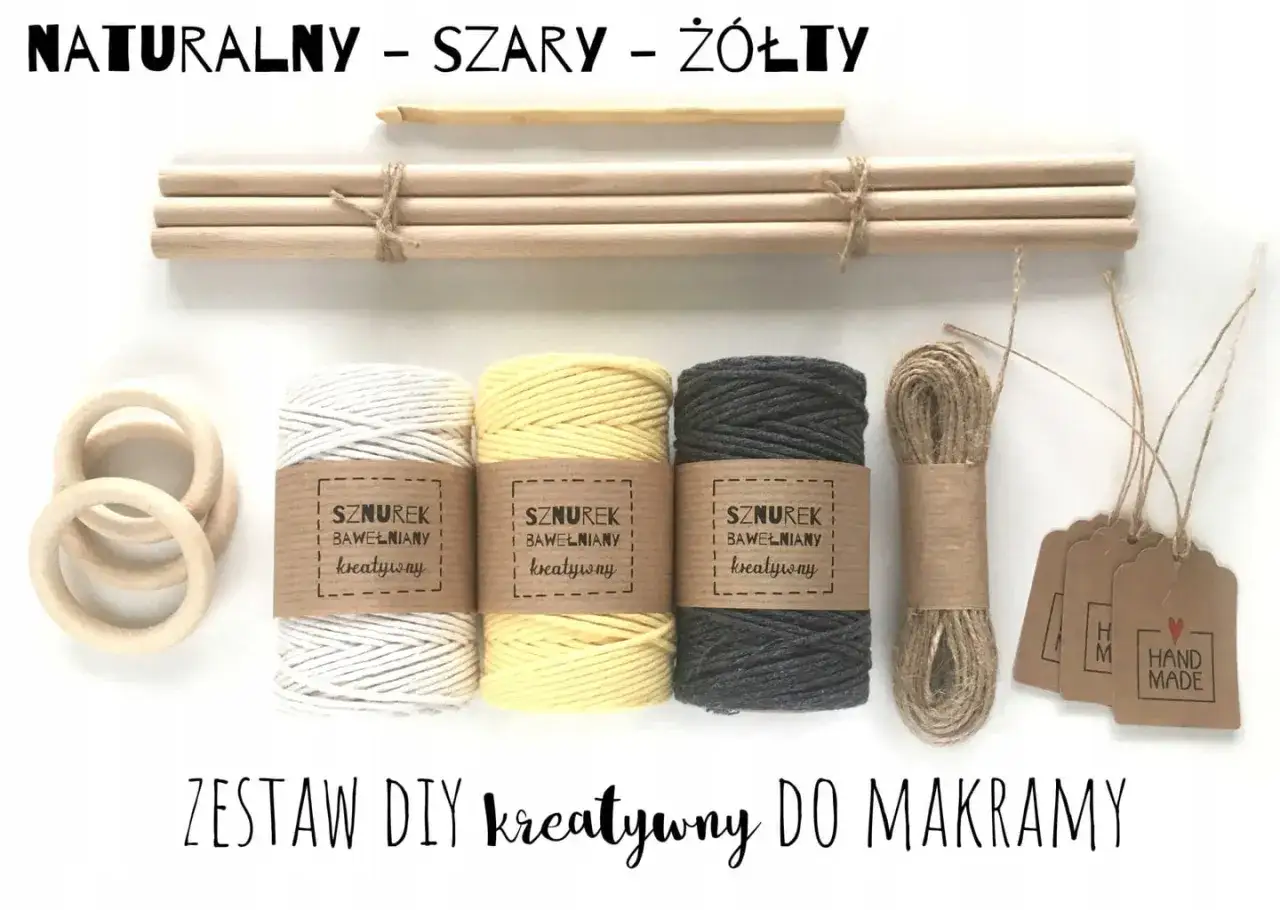 Zestaw DIY do makramy na okno: drewniane kółka, patyki, sznurki bawełniane (biały, żółty, szary) i jutowy, haczyk.