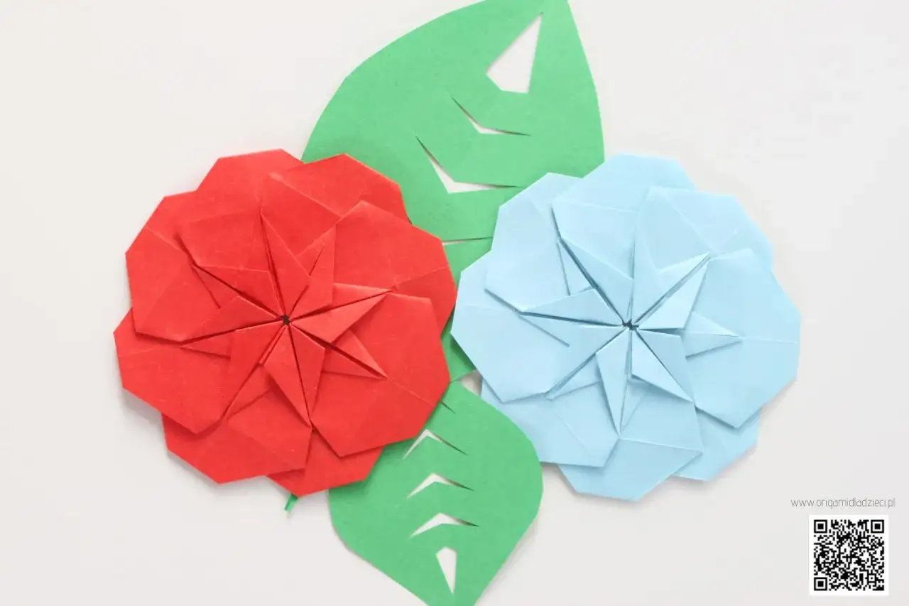 Dwa kwiaty origami, czerwony i niebieski, z zielonymi liśćmi. Prosty kwiat origami.